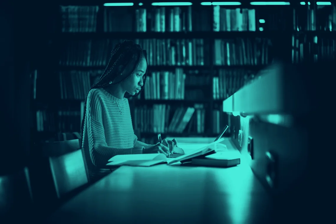 1af1f0cee6011783cbf82757ee02fa36 Student in a library